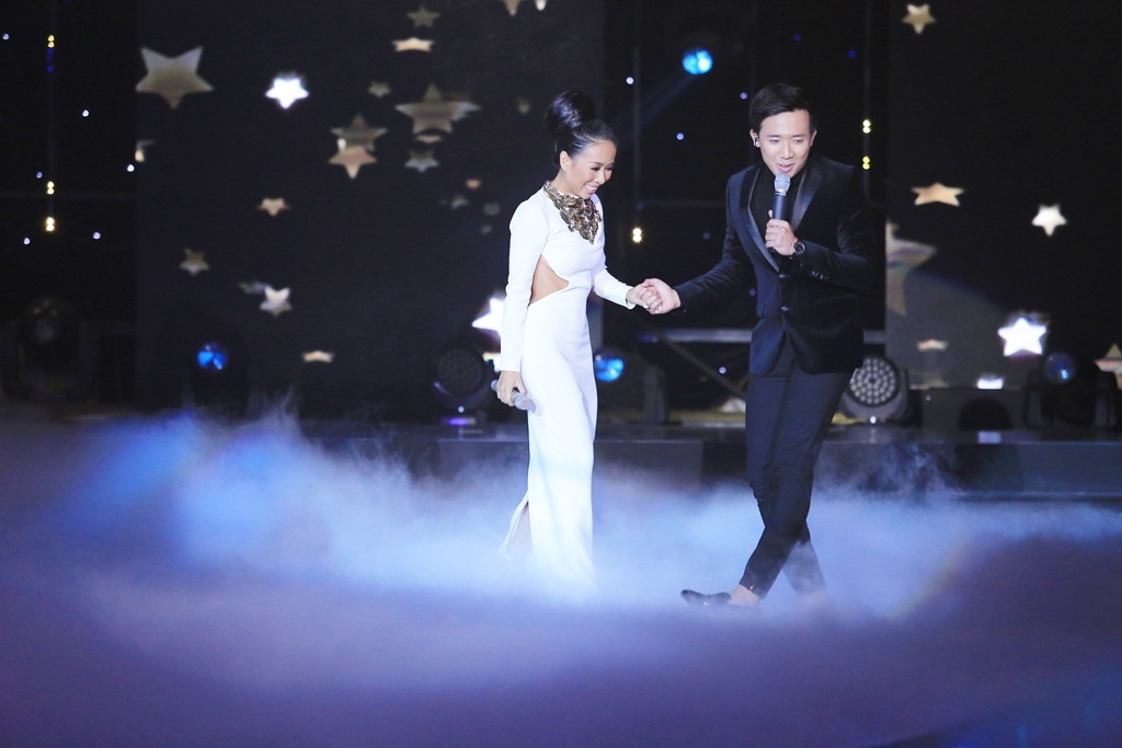 Phương Uyên tiếp lời: “Chị nghĩ Whitney Houston không phải thần tượng của riêng Thảo Trang mà còn của cả một thế hệ. Em hát với phong thái hoàn toàn tự tin và có cách xử lý của riêng em. Phải tự tin, nhịp phách rất tốt mới có thể xử lý kéo dãn được như Thảo Trang”.