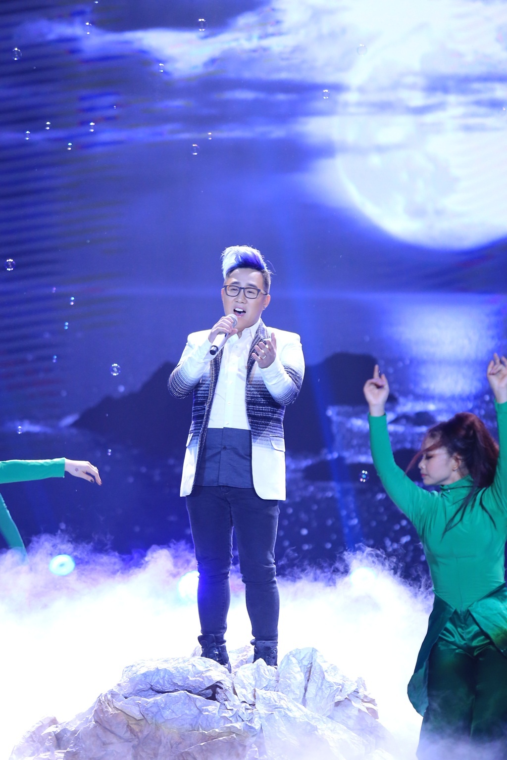 Trung Quân lựa chọn ca khúc Mưa trên biển vắng thay cho những bản hit đình đám của anh. Dù khá mạo hiểm nhưng nam ca sĩ nhận được sự đánh giá cao từ ban giám khảo.