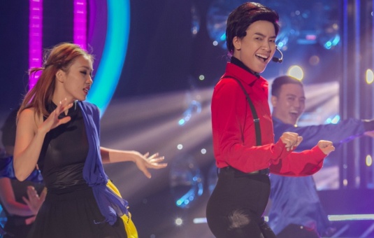 Ai Phuong hoa Nguyen Hung hat Banh xe lang tu hinh anh