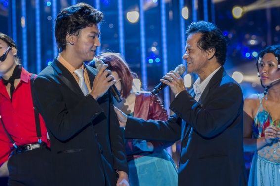 Mai Quoc Viet gia Che Linh hat Thanh pho buon hinh anh