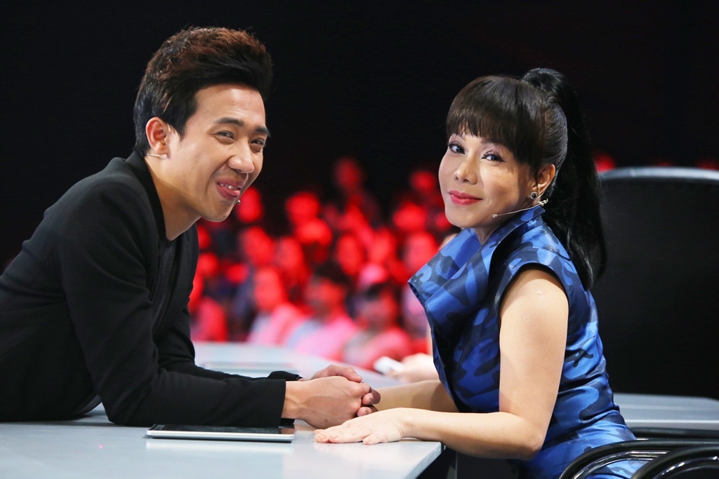 Ở vòng 1, hai đội chơi đều chọn đáp án đúng khi tìm ra nhân vật thổi sáo bằng tay. Việt Hương viện lý do giới trẻ có nhiều thứ để chơi nên bộ môn này phù hợp với người số 1 hơn. 