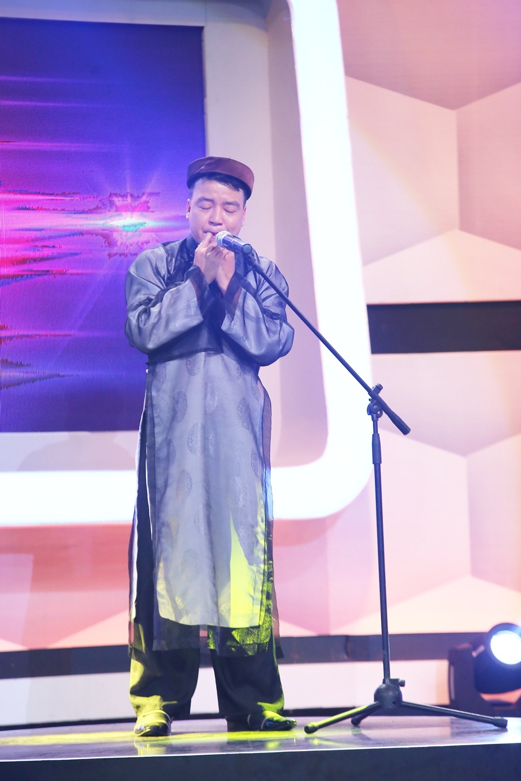 Đúng như dự đoán, Nguyễn Duy Minh, hiện là giảng viên Học viện Âm nhạc Quốc gia Việt Nam là người có khả năng thổi ra âm thanh tiếng sáo một cách độc đáo.