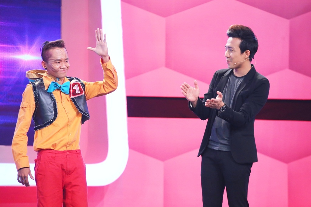 Sang đến vòng 2, hai đội có nhiệm vụ tìm ra người dùng lưỡi liếm lên mũi. Sau khi đặt câu hỏi, đội khách chọn số 5 còn đội nhà chọn nhân vật số 2. Kết quả cả 2 đội đều chọn sai bởi người bí ẩn là số 1. Tỷ số vẫn là 1-1.