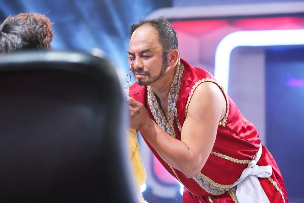 Vợ chồng Sáu Bảnh tiếp tục vượt mặt đội khách ở vòng 3 khi đoán đúng người kéo xích lô bằng mắt. Lý giải cho lựa chọn của mình, Việt Hương - Hoài Linh quan sát kỹ lưỡng thì phát hiện đôi mắt của người số 2 luôn ướt.