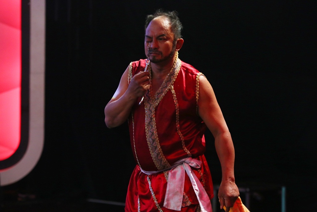 Kim Tuấn cho biết anh học theo bạn bè khi thấy họ dùng mắt kéo vật nặng. Võ sư khiến nhiều người bất ngờ khi tiết lộ quả tim của anh to hơn bình thường nhưng “dứt khoát làm” vì yêu nghề và vì mưu sinh. Xúc động trước người bí ẩn có tài năng đặc biệt, Trấn Thành trích tiền túi, tặng anh 10 triệu đồng.