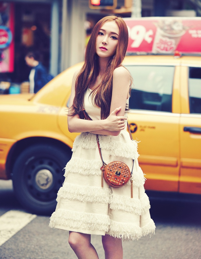 Cựu thành viên SNSD – Jessica hẳn có nguyên một bộ sưu tập túi xách đồ sộ.