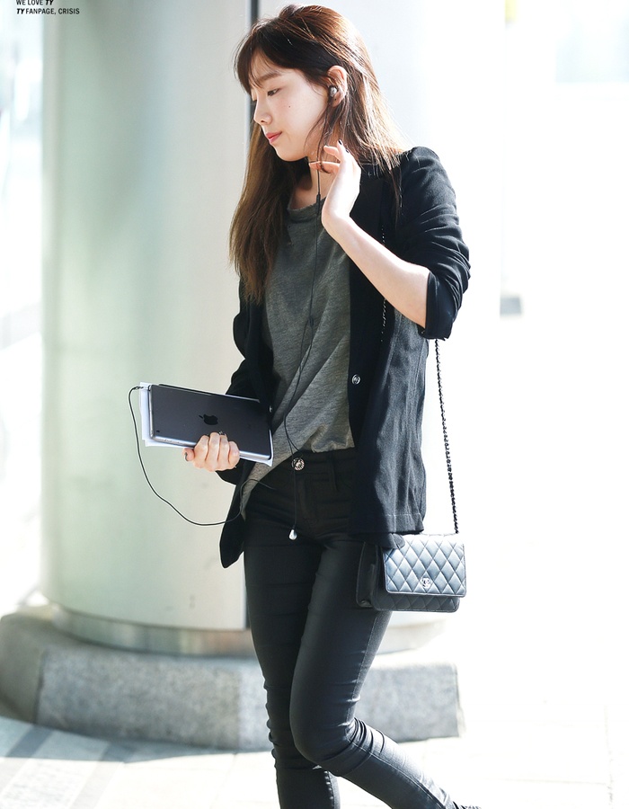 Cô bạn thân Taeyeon trung thành với gam màu đen quyến rũ.