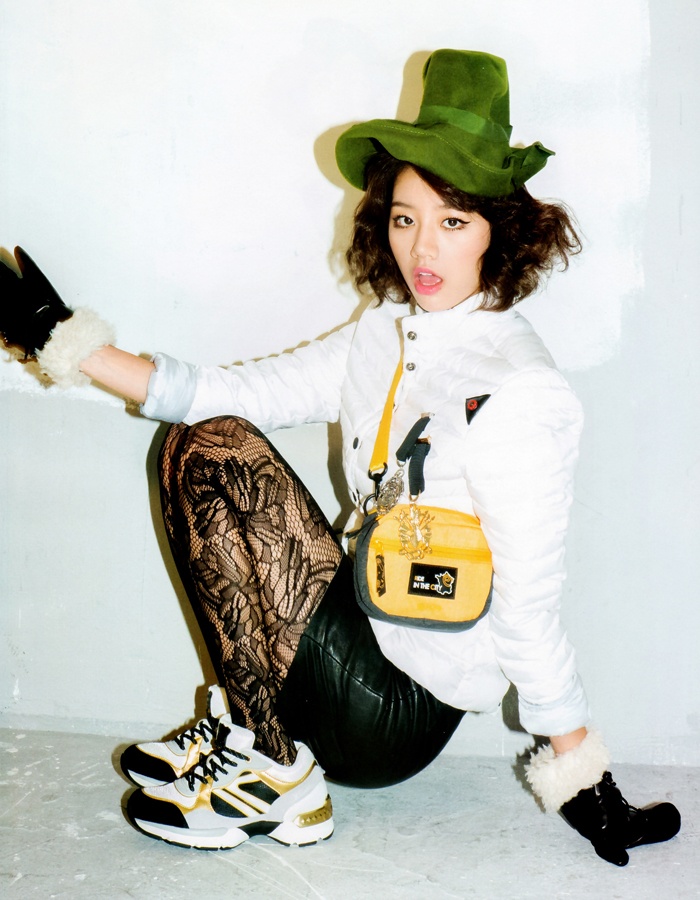Hyeri (Girls’Day) lại mix túi mini trong một set đồ hơi hướng sport.