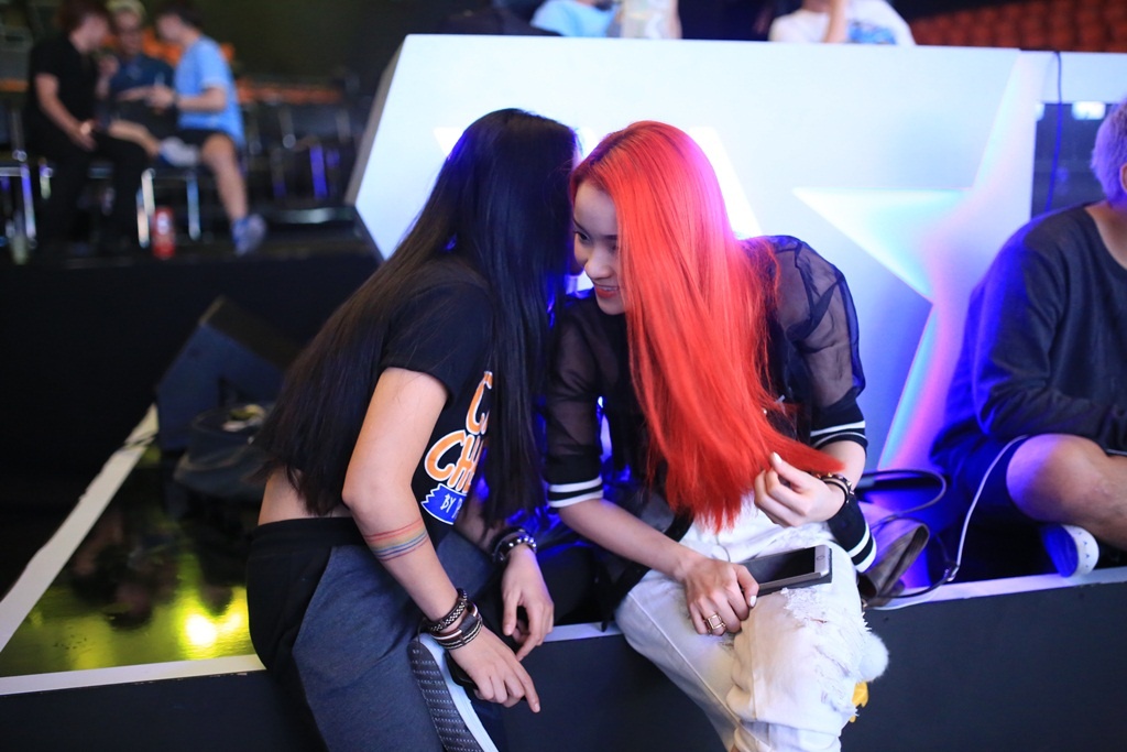 Trong live show 3 với chủ đề nhạc rock, Huỳnh Minh Thủy quyết định nhuộm mái tóc đỏ rực. “Tôi sẽ cố gắng chỉn chu hơn về giọng hát và chuẩn bị kỹ hơn trong phần dàn dựng để tránh lặp lại sai lầm”, cô chia sẻ. Huỳnh Minh Thủy tất bật tập luyện bản rock Losing grip để chinh phục khán giả. 