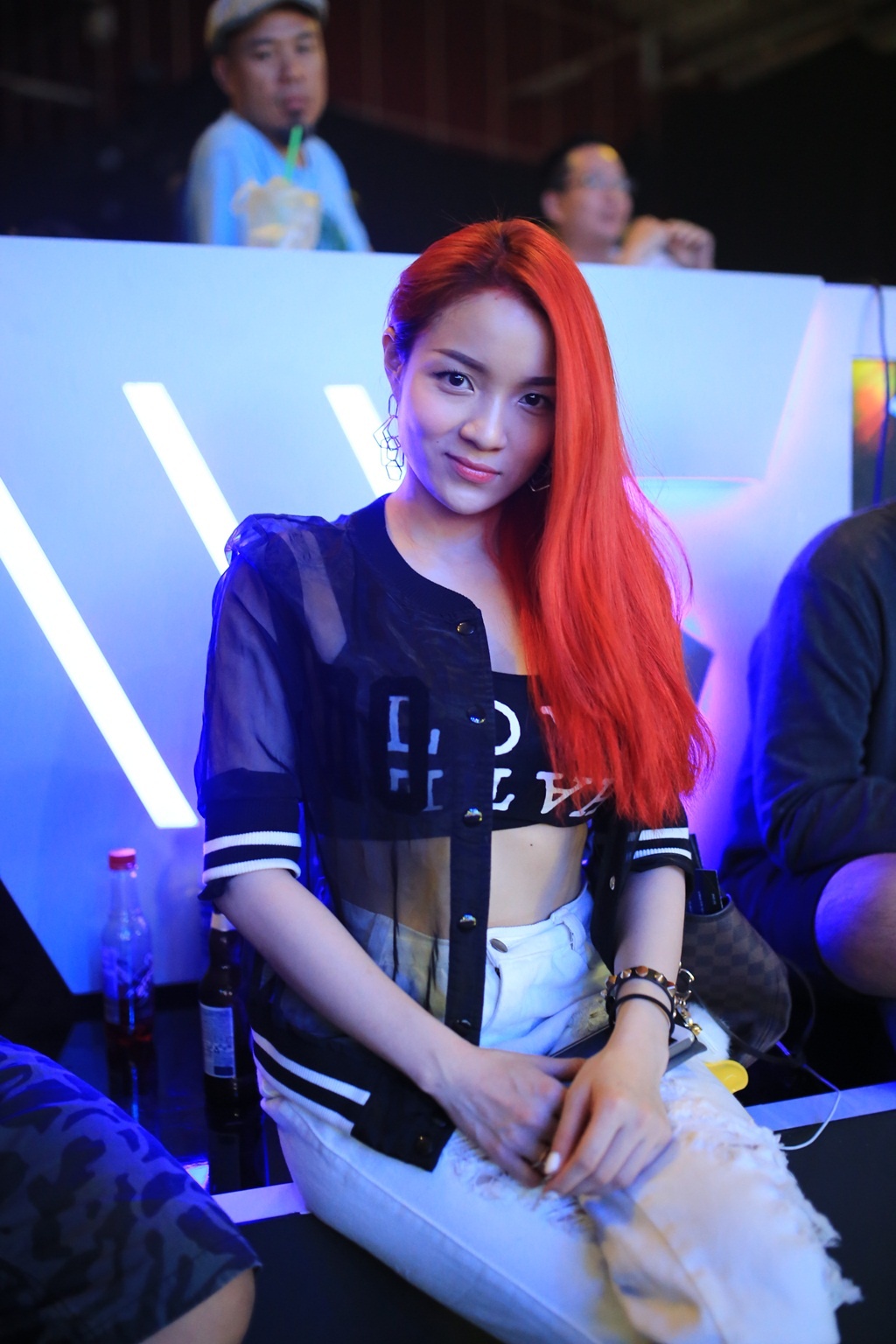 Trong live  show 2 của Tuyệt đỉnh tranh tài, nhạc sĩ Phương Uyên thẳng thắn chê bai phần thi của Huỳnh Minh Thủy. Cựu thành viên Ba con mèo cho rằng giọng hát của nữ ca sĩ khá yếu, bị phô ở nhiều đoạn vì quá lạm dụng vũ đạo. 