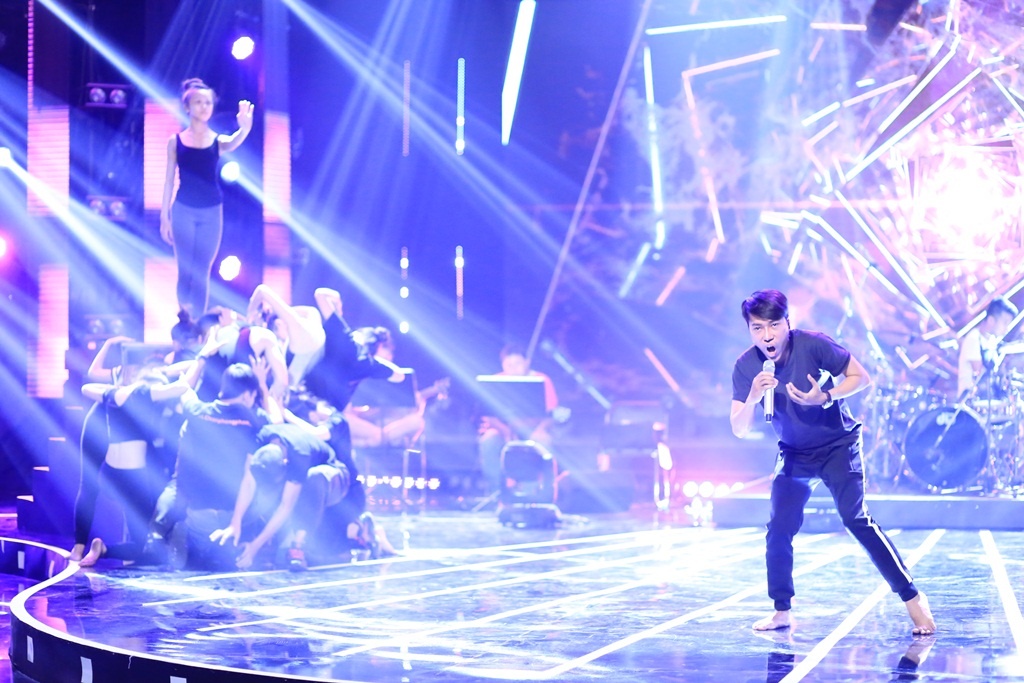 Với lợi thế về giọng hát, Nguyễn Đình Thanh Tâm lựa chọn hit Người đàn bà hóa đá.