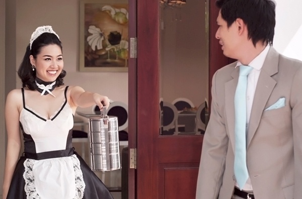 Thậm chí trong những cảnh nóng hài hước, Lê Khánh còn tiết lộ rằng, cô cười mãi không ngừng trước màn tung hứng của ông bố hai con.