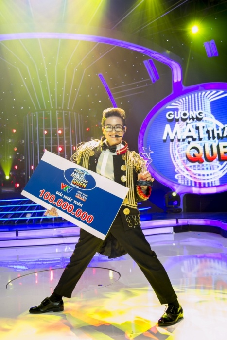 Anh sung sướng khoe chiến thắng.
