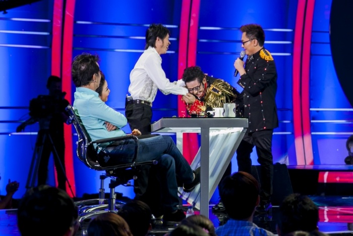 Trong tập 3 Gương mặt thân quen phát sóng tối 2/5, những màn khấu chiến nãy lửa giữa Hoài Linh – Mỹ Linh luôn mang lại tiếng cười sảng khoái. Khi nhận xét tiết mục của Mai Quốc Việt, nam danh hài vội đẩy tờ giấy sang cho đồng nghiệp để chứng minh anh có theo dõi. Tuy nhiên, Mỹ Linh lại kêu lên đầy thảng thốt vì “nét chữ anh xấu quá, em đọc không được”. Hoài Linh cũng kịp đỡ ngay khi đáp trả: “Khi nào tôi viết thư tình cho cô, tôi mới nắn nót cho đẹp”. 