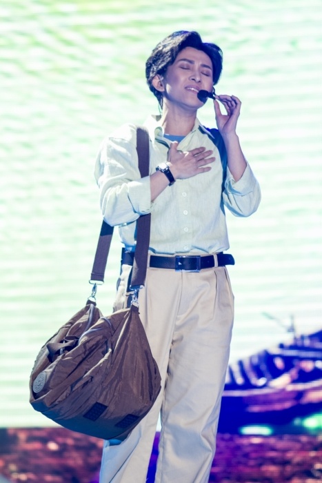 Ngọc Liên hóa thân thành Mạnh Quỳnh với ca khúc Bến sông chờ. Cô còn tinh ý “gài bẫy” để Hoài Linh tham gia vào vở kịch làm khán giả cười lăn quay. Mỹ Linh chia sẻ: “Tất cả các tiết mục hầu như đều có yếu tố hài hước ở đây. Tôi lại thấy đây là một tiết mục thành công vì nó có yếu tố mới lạ, vui không thể ngờ”.