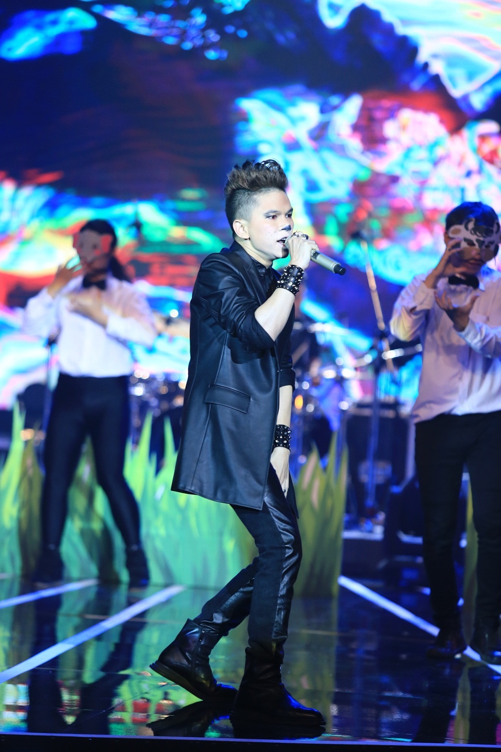 Hoàng Tôn khéo léo chọn ca khúc What does the fox say theo phong cách nhạc điện tử. Hồng Nhung cho rằng phần biểu diễn của giọng ca Để em rời xa khá tốt nhưng vẫn thiếu chất rock như mong đợi. 