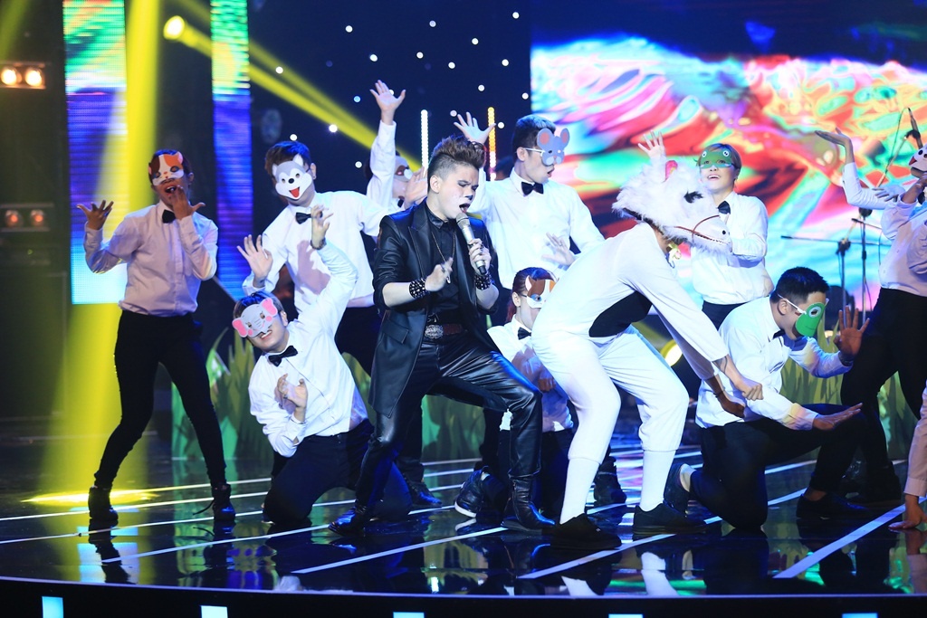 Trong khi đó Phương Uyên đánh giá: “Bài hát nào của em cũng rất văn minh. Giọng hát của em lúc này ổn định và không như trước đây. Rock không phải sở trường của em nhưng hôm nay em đã làm rất tốt”.