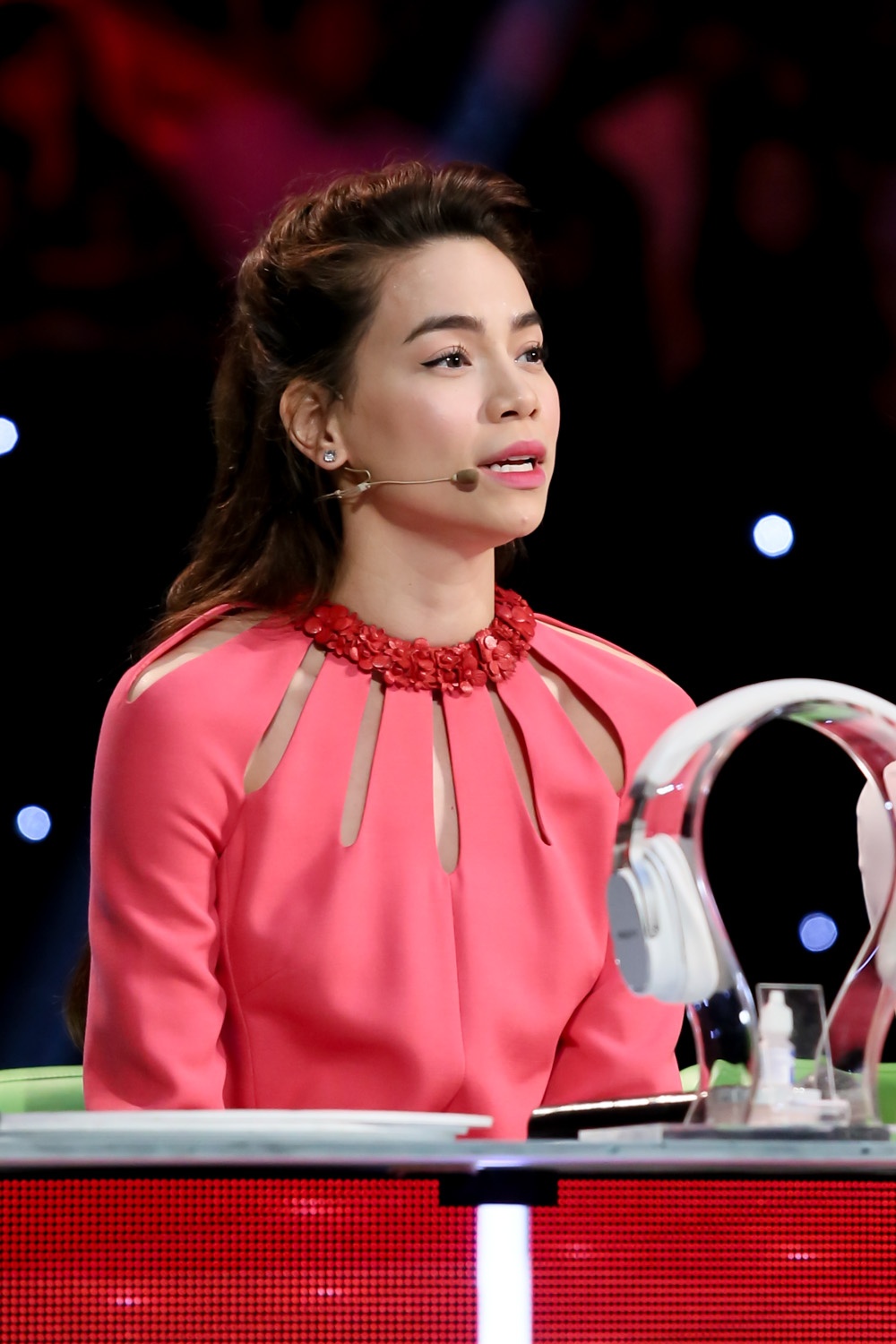 Ở vị trí ghế nóng, Hà Hồ không ít lần