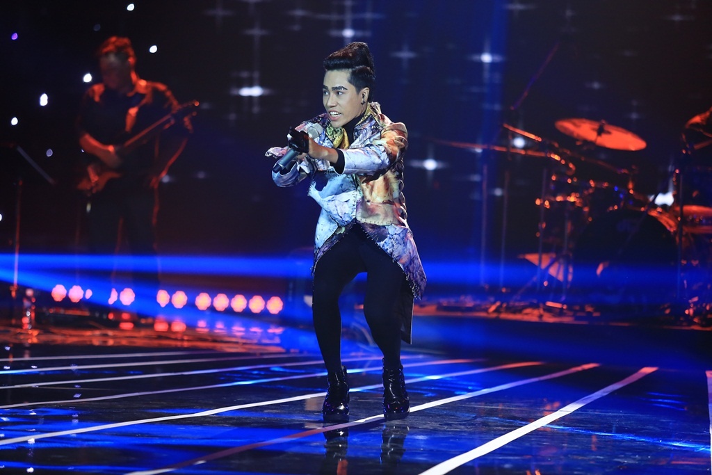 9.	Nguyễn Đình Thanh Tâm thể hiện ca khúc Người đàn bà hóa đá nhưng không được ban giám khảo đánh giá cao. Hồng Nhung nhận xét: “Tôi đã nghe bài này do anh Trần Lập hát rồi nhưng tất nhiên không thể so sánh được. Tôi nghĩ, giọng hát của bạn tốt, trình diễn tốt nhưng cái thần bên trong chưa thật sự đúng với bạn”.