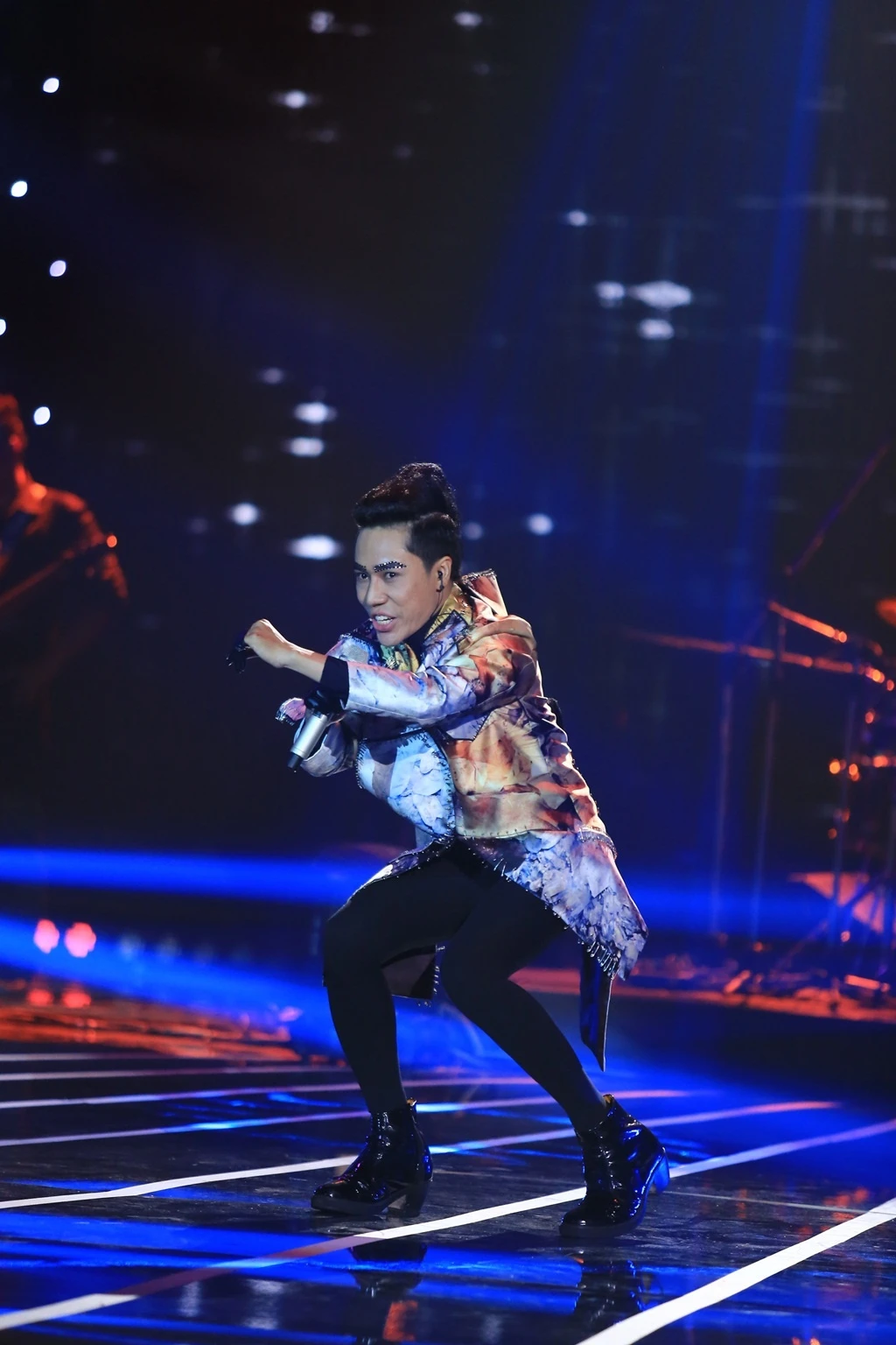 Phương Uyên thẳng thắn: “Cách em bỏ nhịp ở đoạn đầu chị nghĩ không nên, vì em tạo cho khán giả cảm giác không an toàn, không biết em có đuổi theo nhịp kịp hay không. Mình làm giải trí, hãy để cho người nghe cảm giác thỏa mãn về phần nhìn và thính giác. Nếu tạo cho khán giả cảm giác không an toàn, chị nghĩ em phải xem lại. Chị vẫn chờ đợi em với điều gì đó dữ dội hơn”.