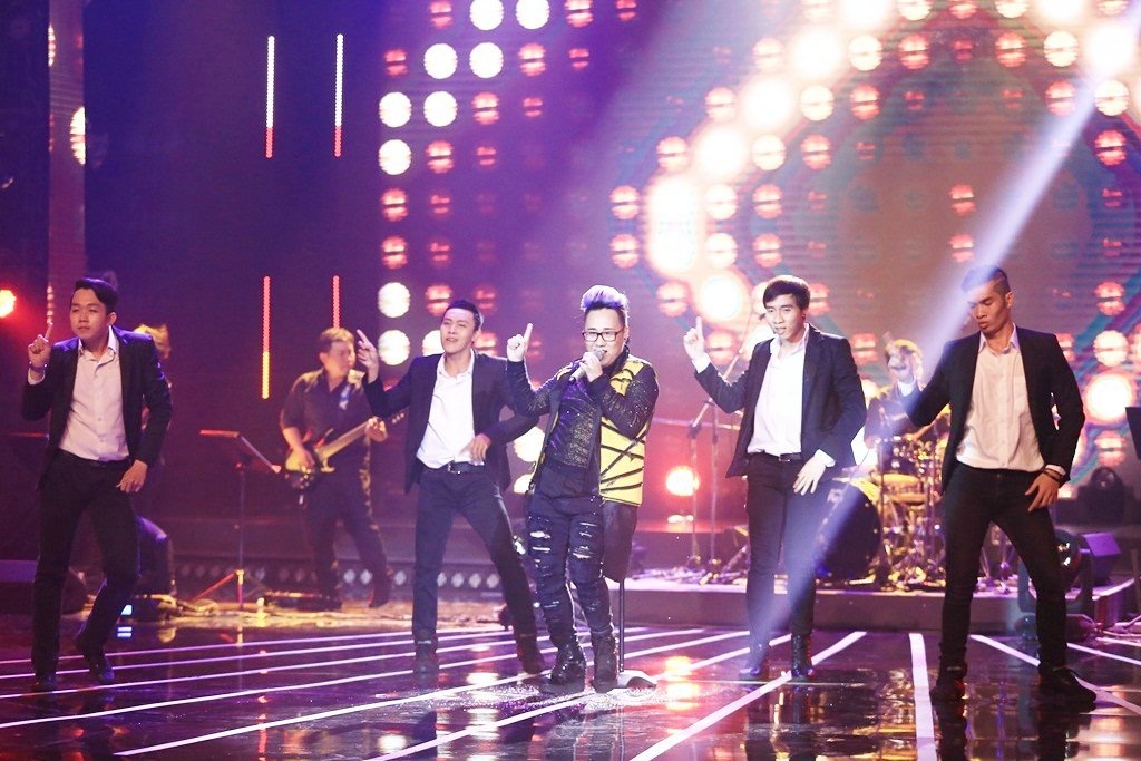 Trung Quân lựa chọn Nobody nhưng anh bộc lộ ngay yếu điểm. Phương Uyên thẳng thắn: “Chị nghĩ chị sẽ làm các fan của em thất vọng vì chị không khen bài hát này. Cách biểu diễn của em rất dễ thương nhưng em hát bị chạy nhịp rất nhiều, mà rock không nên như vậy. Phần sau chị thấy em càng chạy nhịp, điểm nhấn không có. Em giữ nguyên version pop của nó trong khi ban nhạc đánh rất rock”.