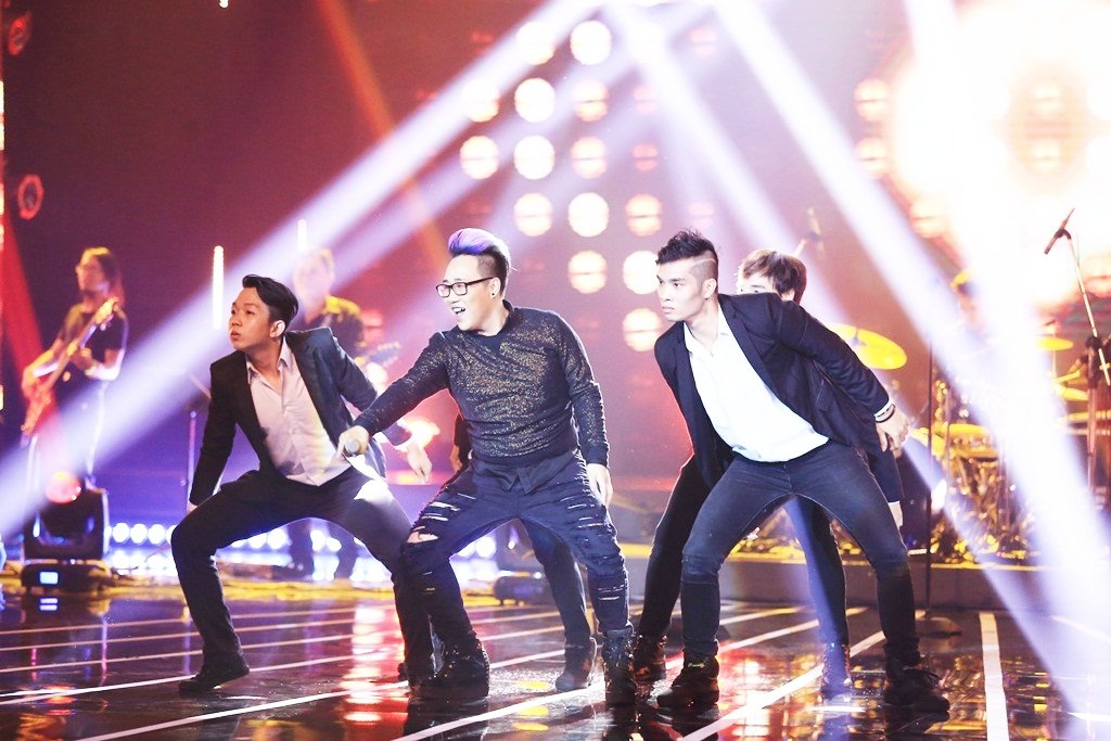 Trung Quân nhạt nhòa trong đêm nhạc rock.