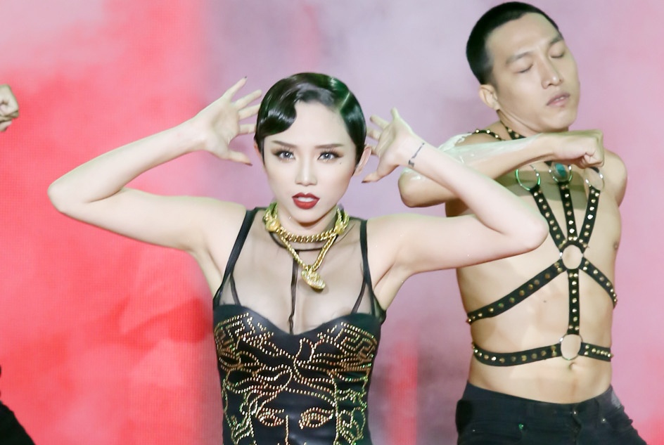 Ca si, giam khao The Remix gap su co truoc gala trao giai hinh anh