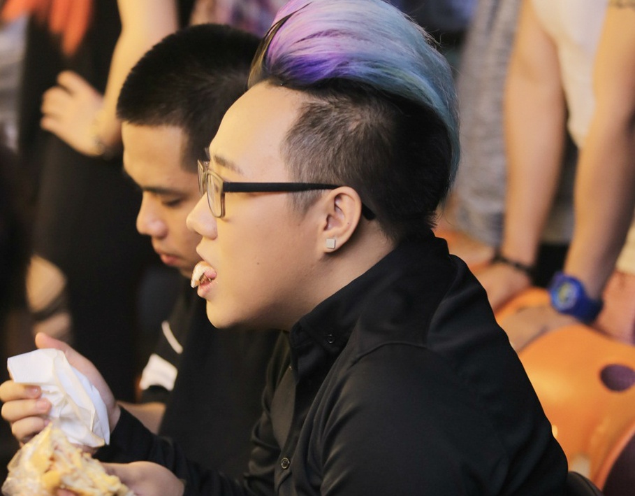 Trung Quan nhai voi banh mi truoc khi bi loai hinh anh