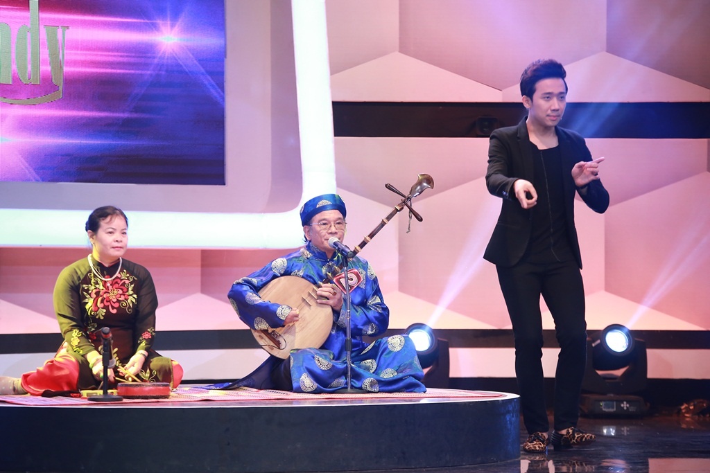 Ở vòng 1, hai đội chơi phải tìm ra nghệ sĩ hát chầu văn. Bộ môn nghệ thuật này vốn không xa lạ với vợ chồng Sáu Bảnh nên họ dễ dàng đưa ra đáp án đúng. Nhật Kim Anh cũng có lựa chọn đúng theo bản năng. Cuối cùng, nhân vật số 2 là người bí ẩn.