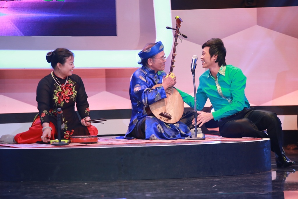 Sau đó Hoài Linh lên sân khấu thể hiện bài chầu văn để gửi tặng khán giả cùng nghệ sĩ Huy Dự. Tỷ số sau vòng đầu tiên là 1-1.