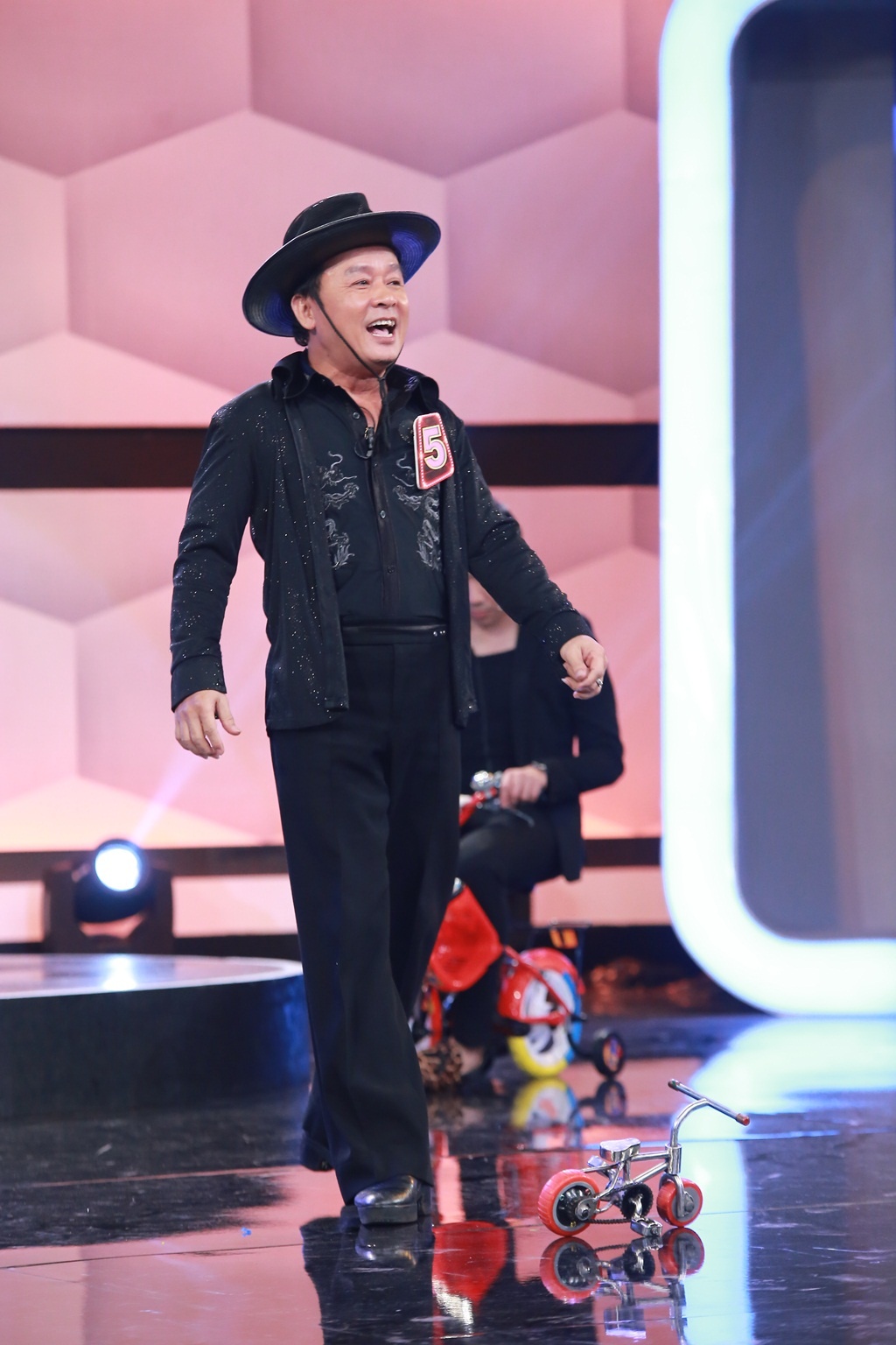 Tấn Beo và Hoài Linh đều cho rằng những người làm xiếc thường có tính lí lắc, nhờ đó mới lôi kéo được khán giả. Tuy nhiên, kết quả hoàn toàn bất ngờ khi người bí ẩn đứng vị trí thứ 5. Tỷ số lúc này vẫn là 1-1 vì hai đội đoán sai.