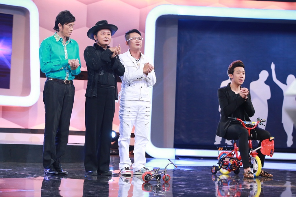 Vòng 2 khá thú vị khi Trấn Thành yêu cầu 2 đội chơi tìm ra người có thể lái được chiếc xe đạp nhỏ nhất. Sau phần hỏi đáp, đội khách chọn số 3 còn đội nhà chọn số 1. 