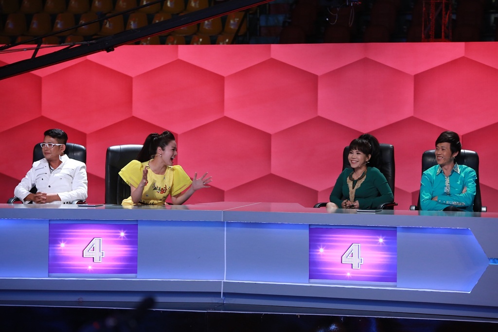 Tập 8 Người bí ẩn phát sóng tối 3/5 trên HTV7 với sự tham gia của đội khách Tấn Beo – Nhật Kim Anh. Màn tung hứng giữa nam danh hài và vợ chồng Sáu Bảnh mang nhiều tiếng cười cho khán giả. Nhưng trên hết là những câu chuyện xúc động mà người chơi đem đến. 