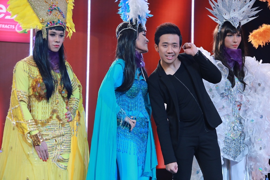 Vòng 4 nhiều thú vị nhưng cũng đầy thách thức khi 2 đội chơi phải tìm ra người con gái trong nhóm 5 người bí ẩn. Tấn Beo cho biết, họ hóa trang tuyệt vời quá nên anh chỉ trông chờ vào sự may mắn. 