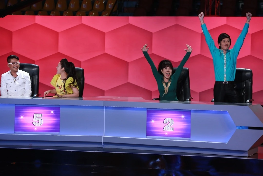 Anh đã nhanh nhảu chọn nhân vật số 5 trong khi Nhật Kim Anh khuyên nên chọn người số 2 theo cảm nhận của cô. Với kinh nghiệm giả gái nhiều năm, Hoài Linh quan sát nhân vật số 2 là cô gái thật sự bởi xương gò má cao. Kết quả, số 2 chính là người bí ẩn. Tỷ số lúc này là 2 – 1 nghiêng về đội nhà.