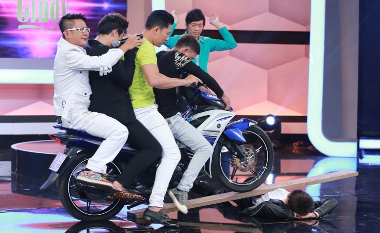 Viet Huong thot tim vi cau be nam cho xe chay qua nguoi hinh anh