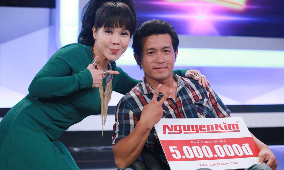 Viet Huong tang 29 trieu dong cho nguoi bi an hinh anh