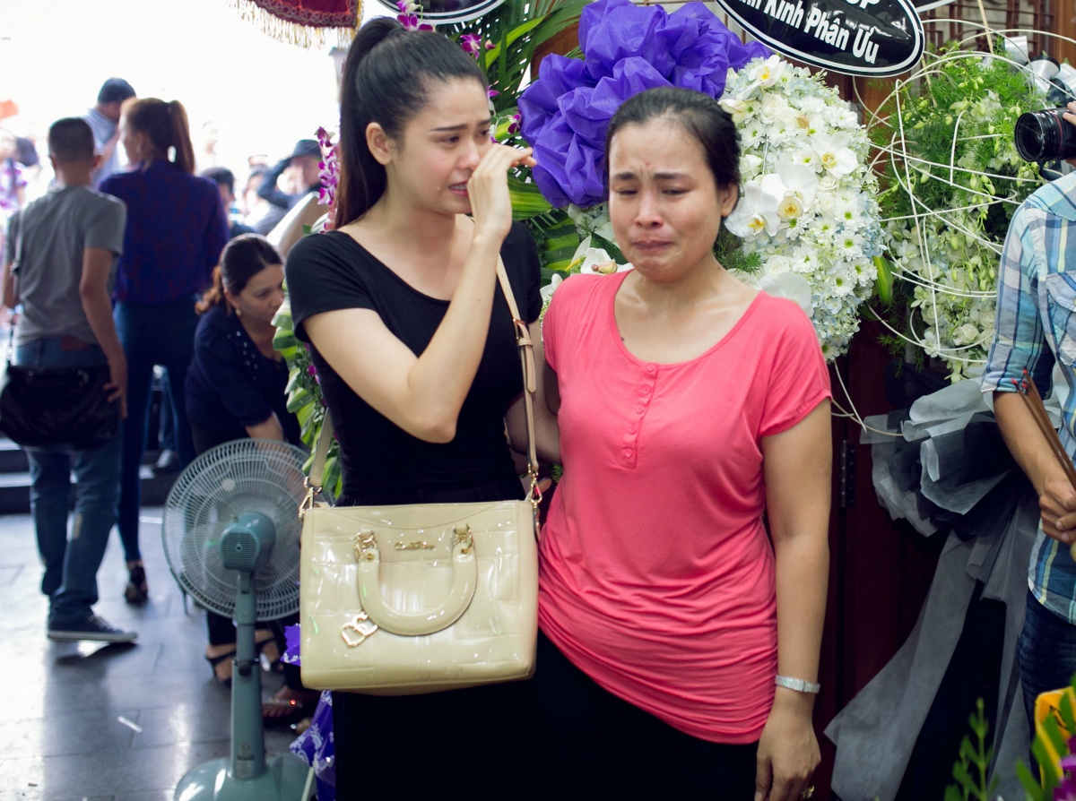 Truong Quynh Anh khoc nac khi vieng Duy Nhan hinh anh