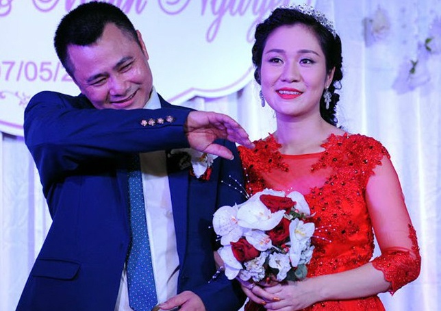 Vo chong Tu Long boi roi trao nhan cuoi tren san khau hinh anh