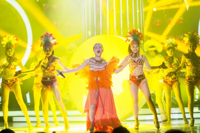 Nhật Thủy hóa thân thành Hồ Quỳnh Hương với bài hát Vũ điệu hoang dã. Quán quân Vietnam Idol 2014 rất hâm mộ giọng ca Hoang mang bởi cô sở hữu chất giọng cao vút và quãng ngân rất rộng.