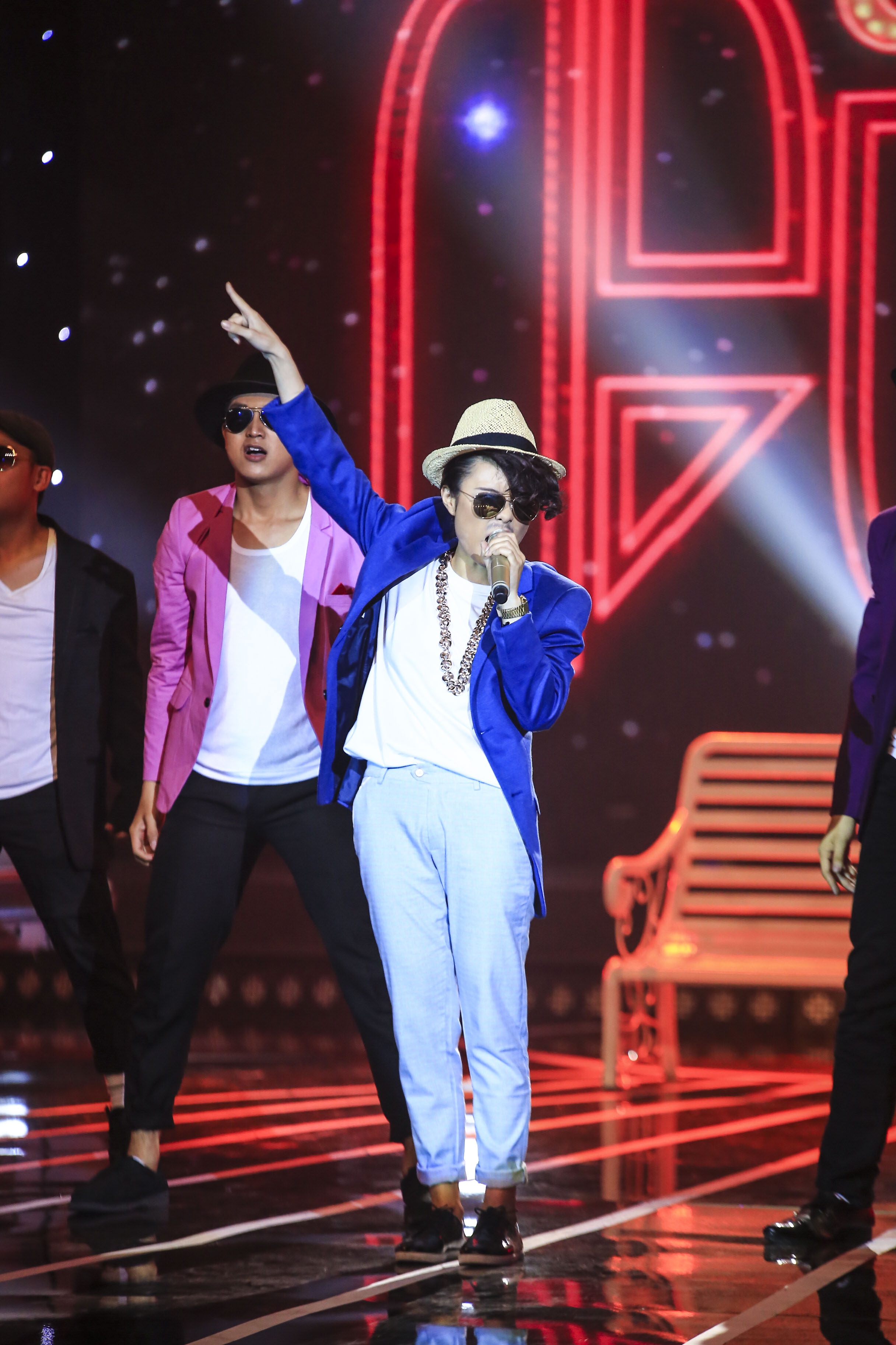 “Khi em chọn bài hát Uptown Funk, tôi hơi nghi ngại một chút bởi vì đây là bài hát khó nhất trong đêm thi này. Người ca sĩ phải có một cái tiết tấu rất tuyệt vời và cần lực trong giọng hát, từ trong máu ra mới có thể hát được. Nhưng khi em bước ra sân khấu, em đã sống trong mấy phút trên thiên đàng”, Hồng Nhung chia sẻ.
