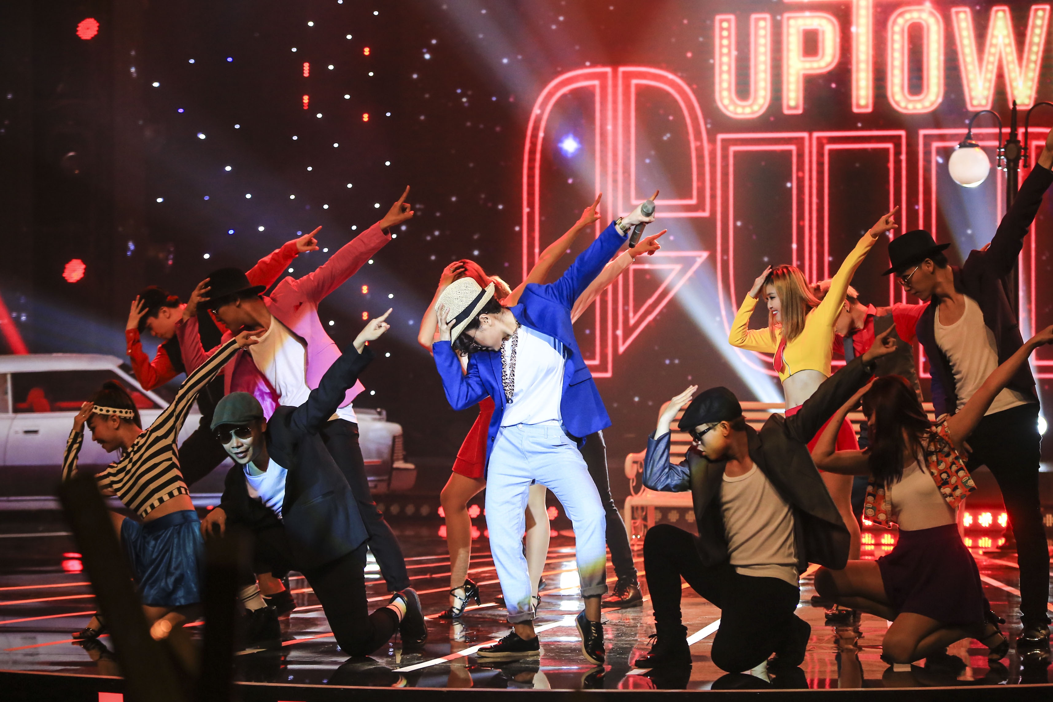 Giám khảo khách mời Nguyễn Hưng không thể ngồi yên, anh đứng bật dậy: “Tôi không biết phải nói gì cho đầy đủ. Hôm nay, em chọn một bài hát xuất thần, em bộc lộ hết tài năng. Tôi mong rằng sau ngày hôm nay, em hãy lựa chọn những cái bài như thế này”.v