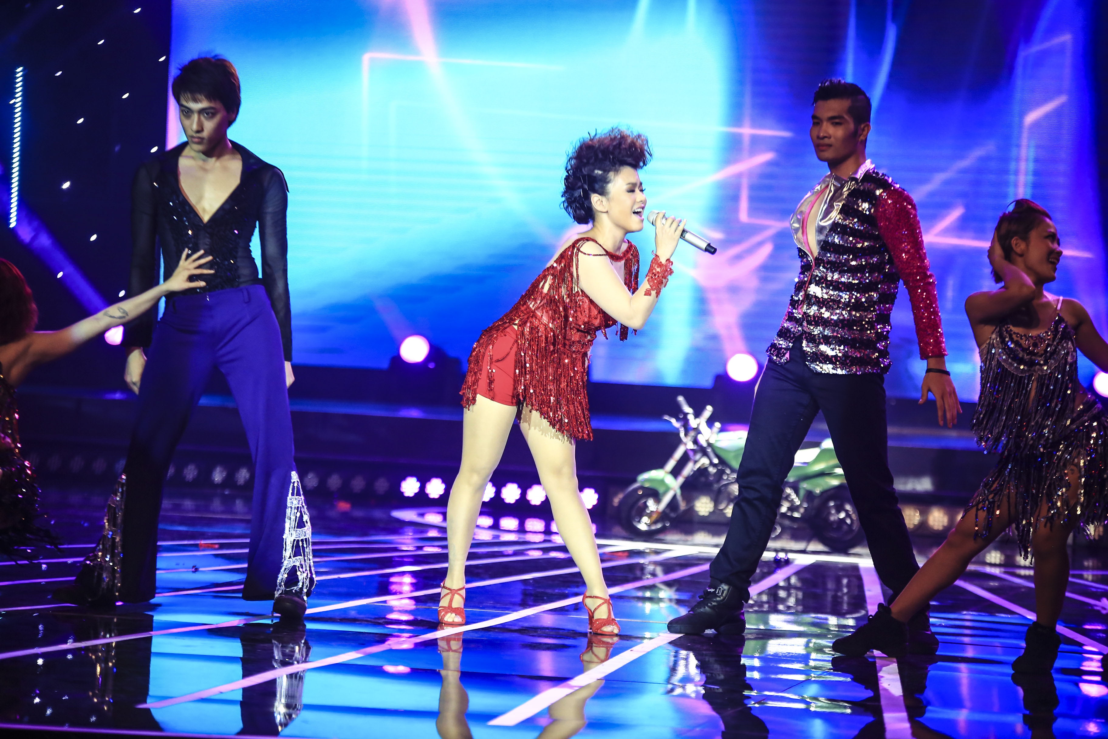 Nguyễn Hưng khen ngợi: “Em làm anh nhớ đến Tina Turner. Phong cách của em y hệt lúc Tina Turner còn trẻ”.