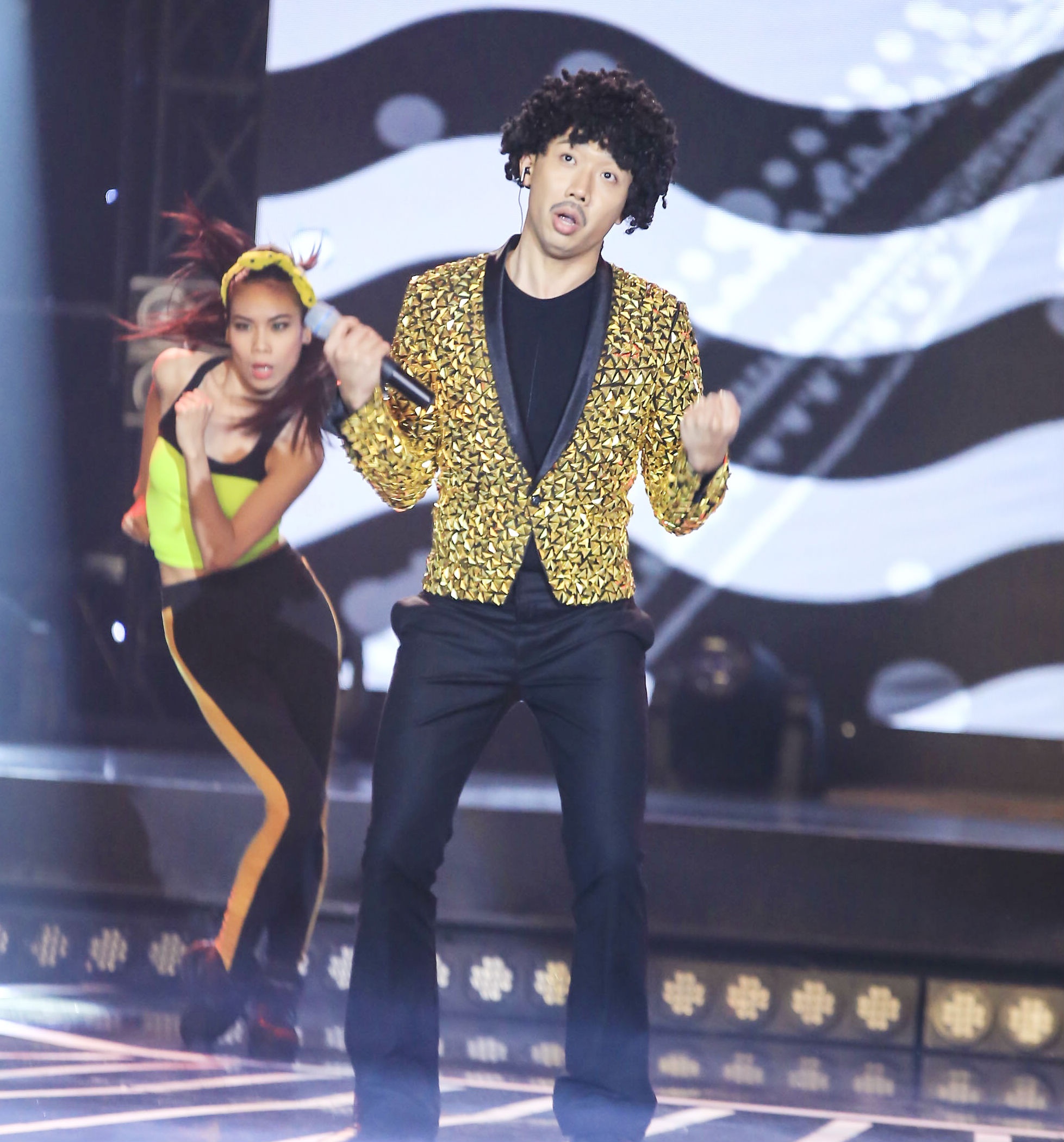 Trấn Thành làm khán giả cười ôm bụng khi trổ tài nhảy trên nền nhạc No Limit.