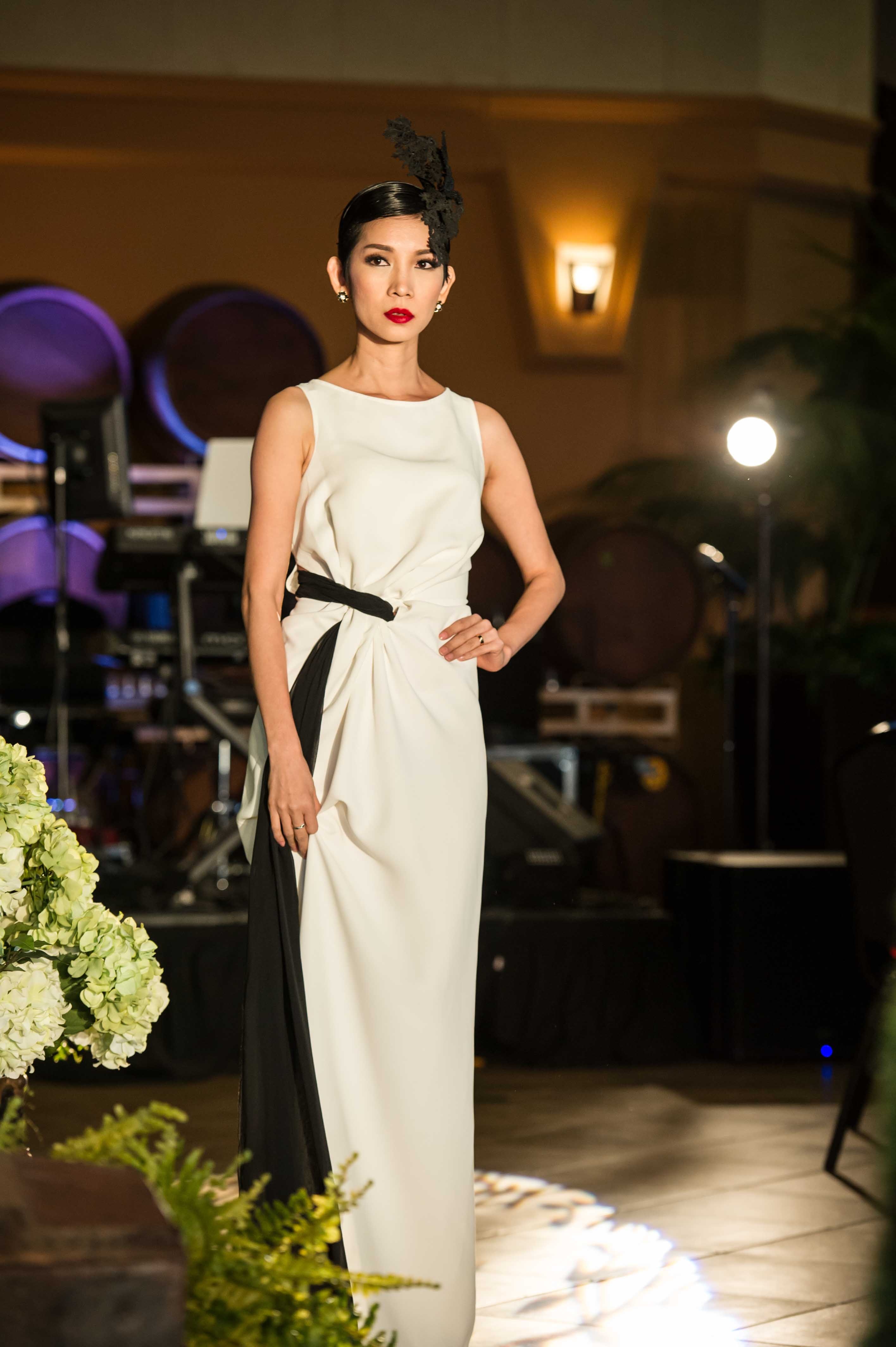 BST Look at me của anh tiếp tục nhận được sự chào đón nhiệt tình từ các tín đồ thời trang. Look at me có nét đẹp quyến rũ, thanh lịch trong cách xử lý chất liệu cũng như sự đối lập trong bảng màu.