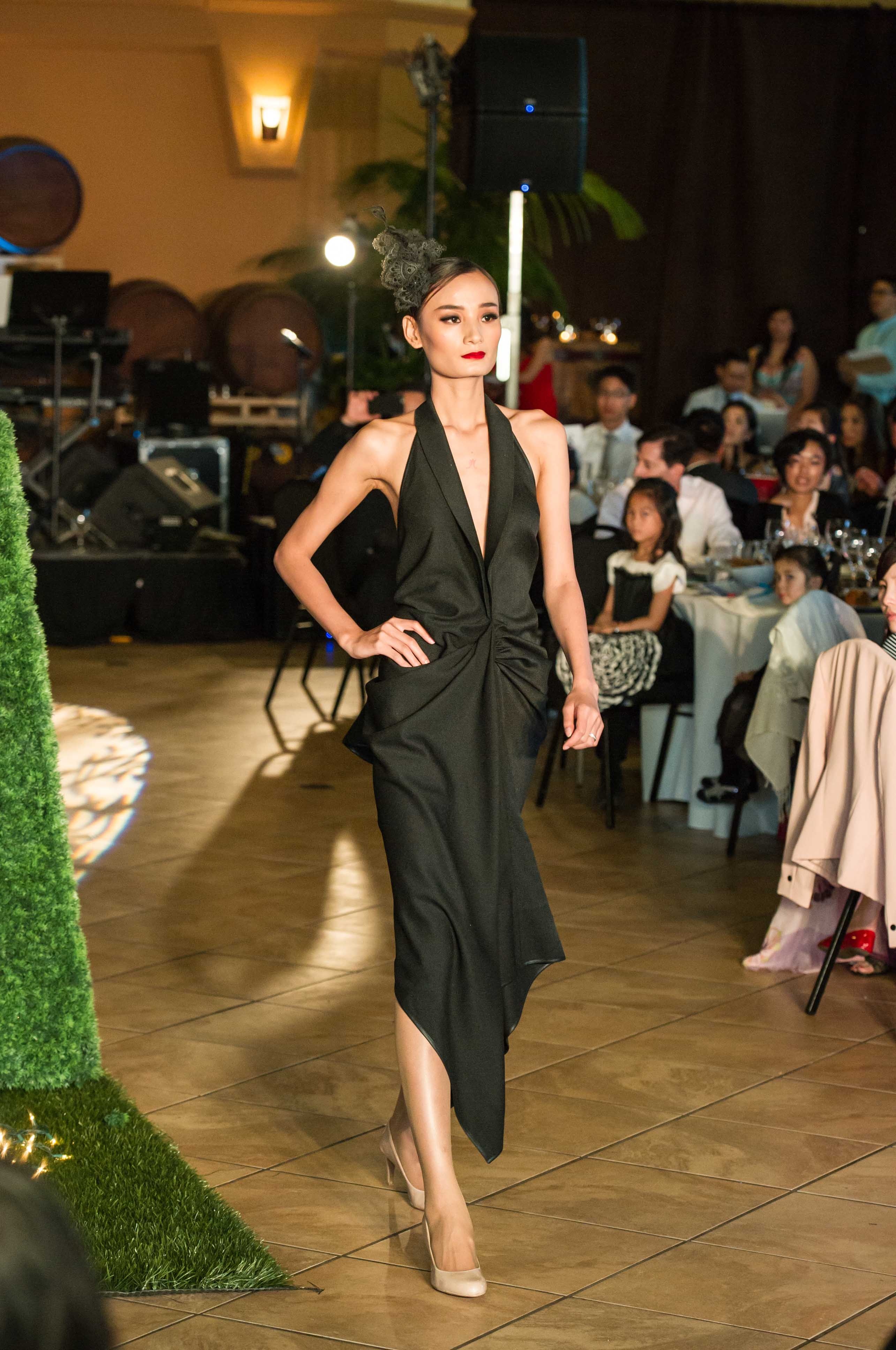 NTK Lê Thanh Hòa có sở trường thiết kế những bộ trang phục tôn nét đẹp duyên dáng, sang trọng và quyến rũ của người phụ nữ.