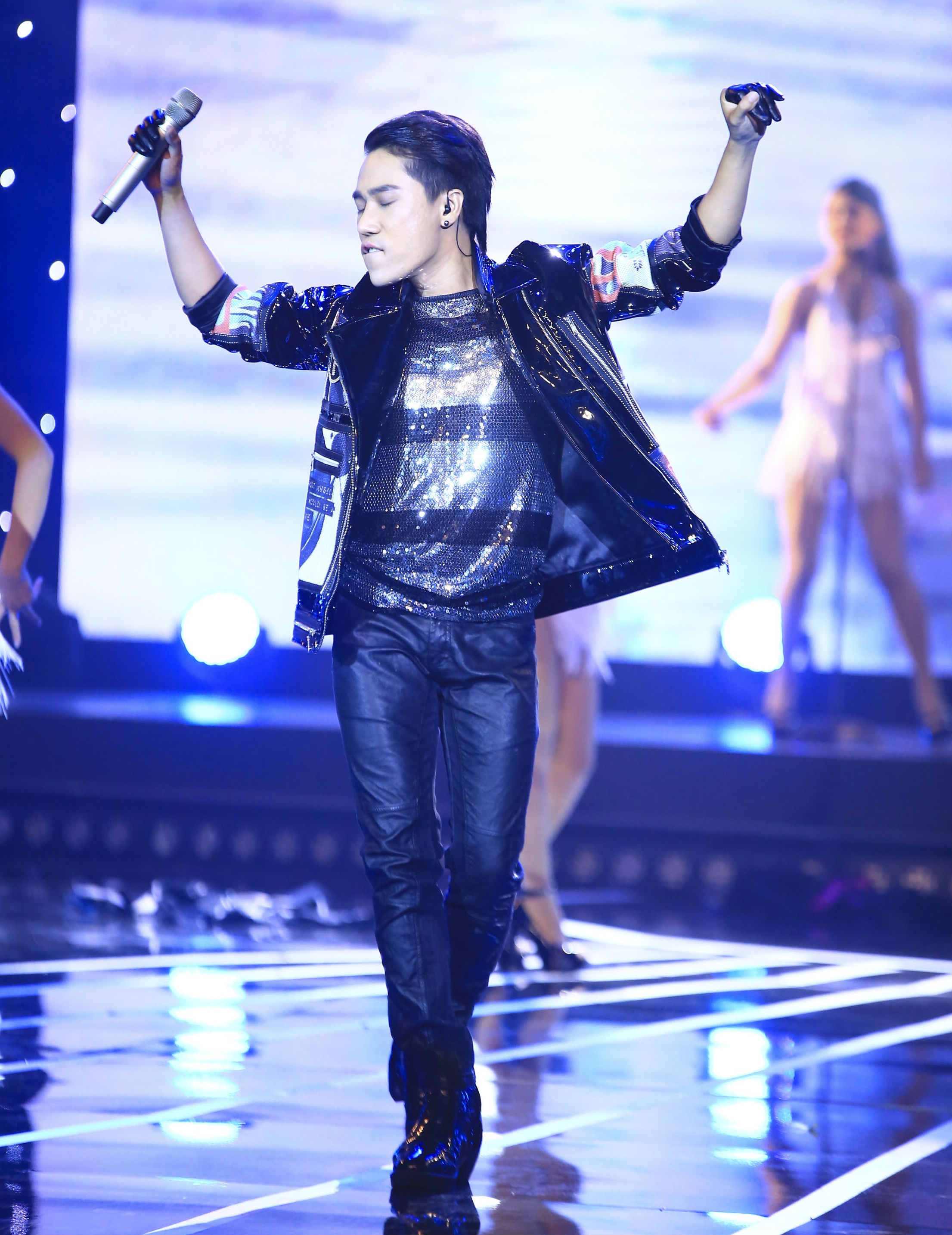 Hồng Nhung nhận xét: “Có thể thấy được sự đầu tư của em trong việc dàn dựng tiết mục và sự nghiêm túc đối với việc hát và biểu diễn. Tôi rất thích thú khi thấy em nhún nhảy rất dễ thương… Nếu em gặp anh Nguyễn Hưng trước đó thì phần nhảy của em còn hay hơn”.