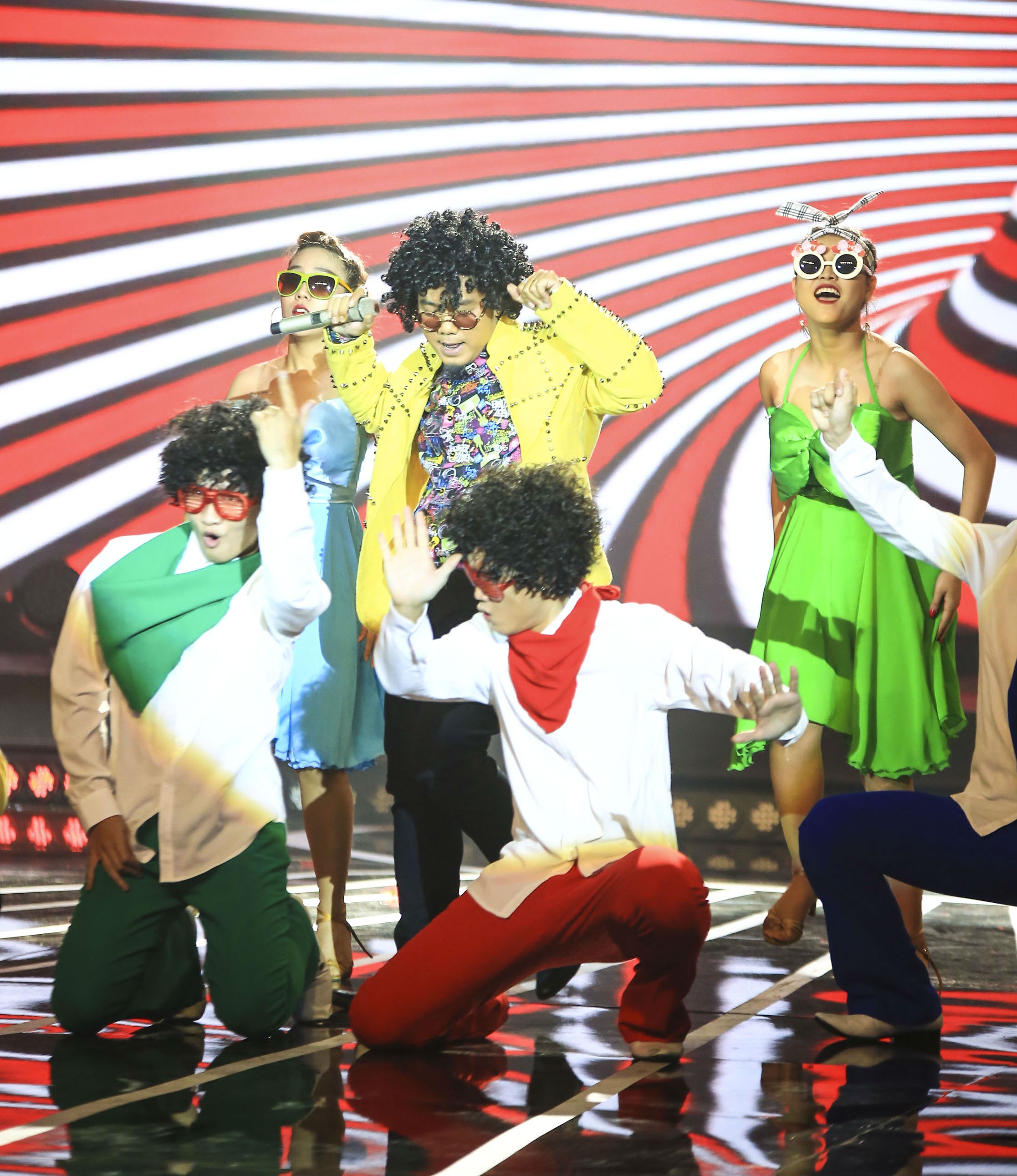 Nguyễn Hưng cũng tiếc vì “nếu em bỏ giọng trầm của em thêm một tý thì bài này hay hơn rất nhiều”.