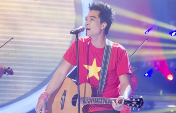 Khuong Ngoc gia Ta Quang Thang hat La co hinh anh