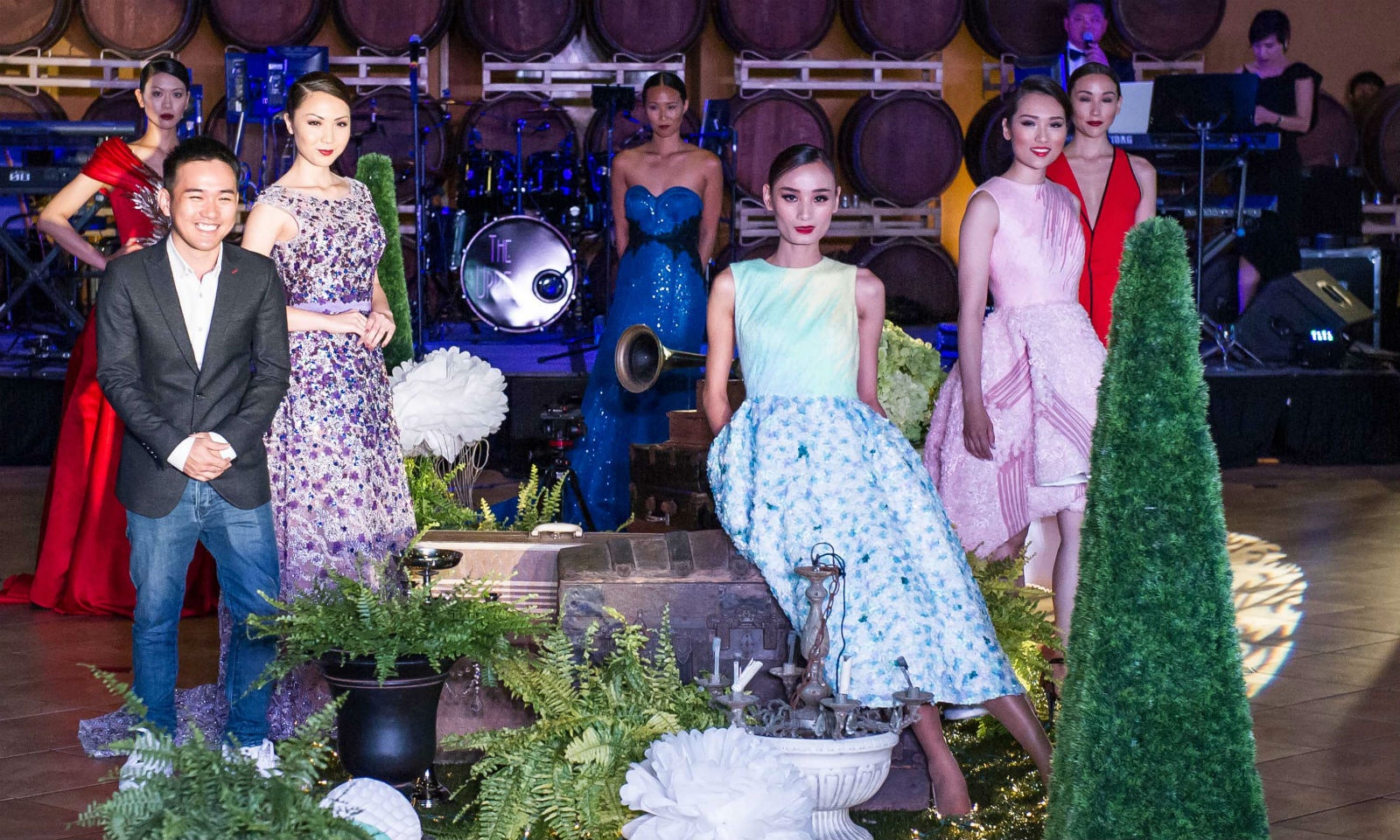 Xuan Lan noi bat trong thiet ke cua Le Thanh Hoa tai My hinh anh